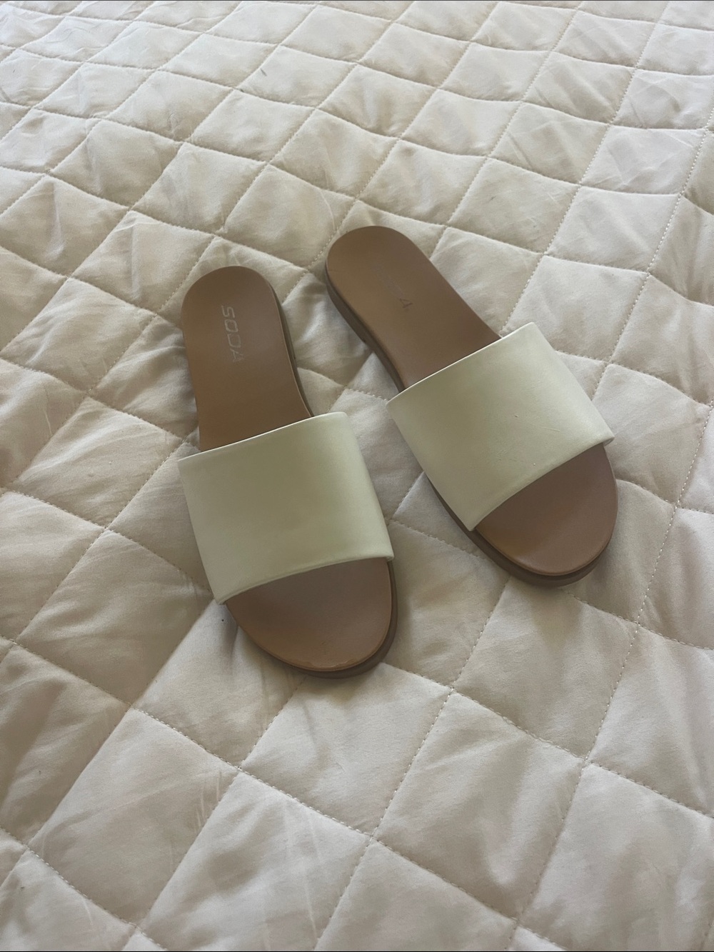 SODA Women’s  Cream leather Slide Sandals - Size 9